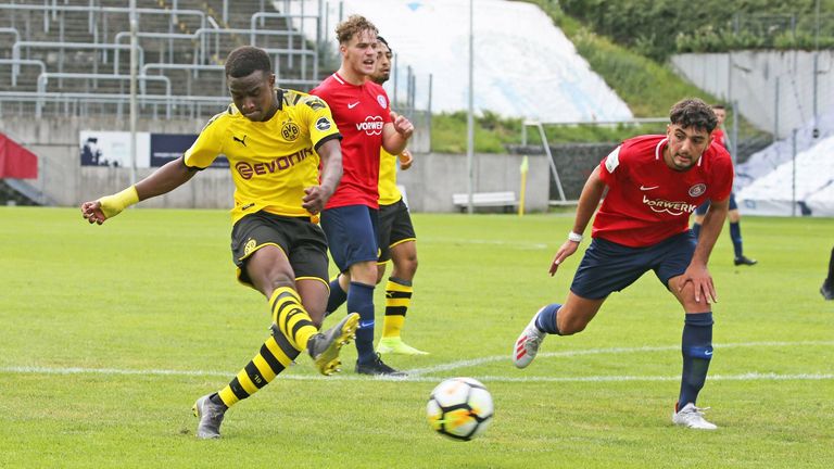 Bei seinem Debüt mit 14 Jahren in der U19-Bundesliga sorgt er prompt für das nächste dicke Ausrufezeichen. Beim 9:2-Sieg gegen den Wuppertaler SV gelingt dem Angreifer ein Sechserpack!