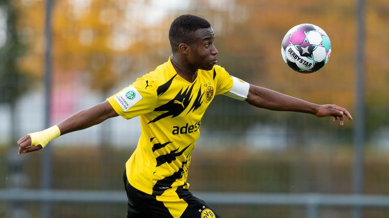Youssoufa Moukoko könnte am Samstag zum jüngsten Bundesliga-Spieler der Historie avancieren.