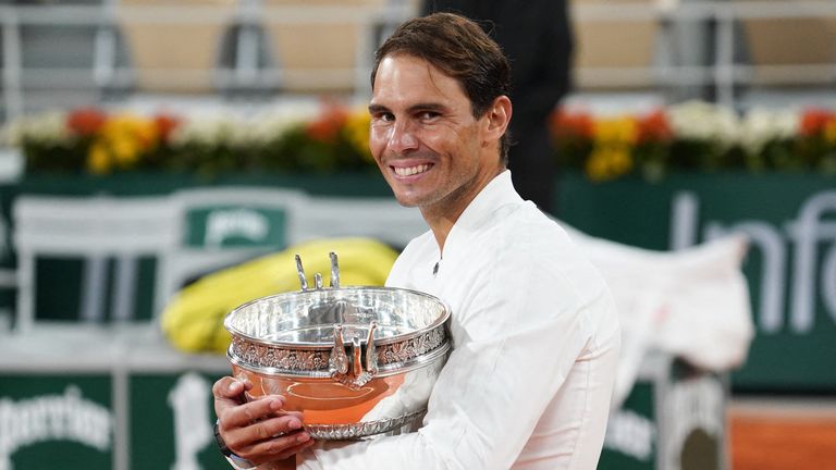 Tennis: Rafal Nadal hat zusammen mit Roger Federer die meisten Grand-Slam-Titel (20) gewonnen. Der ''Stier aus Manacor'' dominiert zudem die French Open. Er gewann in Paris insgesamt 13-mal. Kein weiterer Spieler gewann so oft ein Grand-Slam-Turnier.