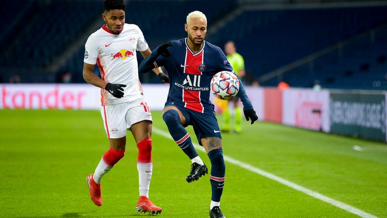 CHRISTOPHER NKUNKU: Wenn gefährlich, dann per Freistoß oder Ecke. Hilft der Defensive dank Laufbereitschaft und Zweikampfstärke aus. - Note: 3