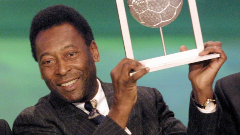 Fußball: Pele wurde mit Brasilien dreimal Weltmeister – kein Spieler holte mehr WM-Titel. Der Stürmer erzielte in 1363 Spielen sensationelle 1281 Tore. Die FIFA ernannte Pele 1999 zum ''Spieler des 20. Jahrhunderts''.