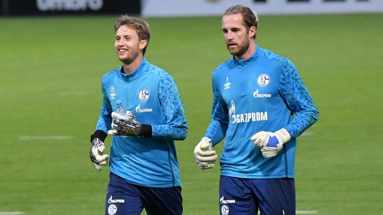 Frederik Rönnow oder Ralf Fährmann - wer hütet das Schalker Tor?