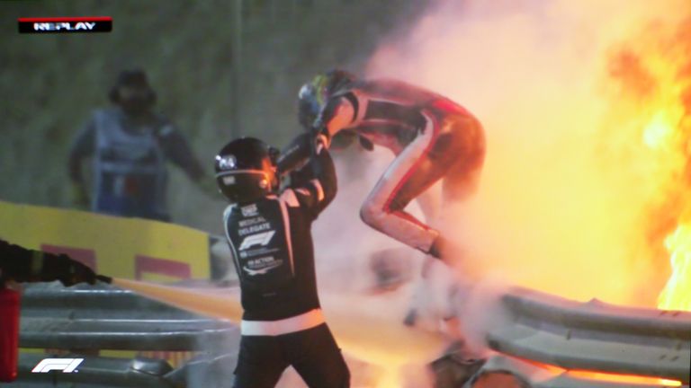 Grosjean reagiert nach dem Crash schnell und klettert aus dem Wrack. Die Streckenposten helfen ihm über die Bande zu kommen und schnell von Unfallort weg zu kommen.
