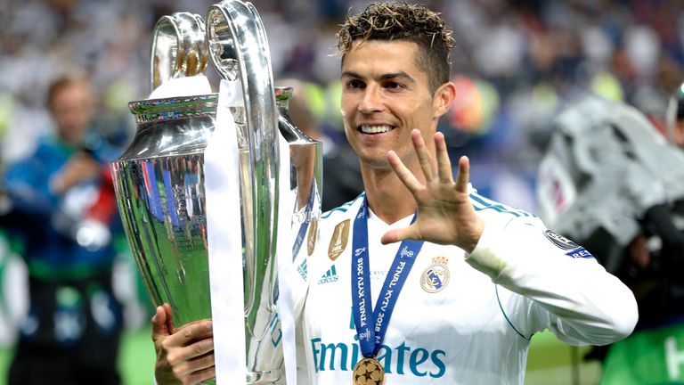 Fußball: Cristiano Ronaldo ist der einzige Fußballer, der in England, Spanien und Italien sowohl Meister als auch Fußballer des Jahres wurde. Der Portugiese ist zudem der einzige Spieler, der fünfmal die Champions League gewann.