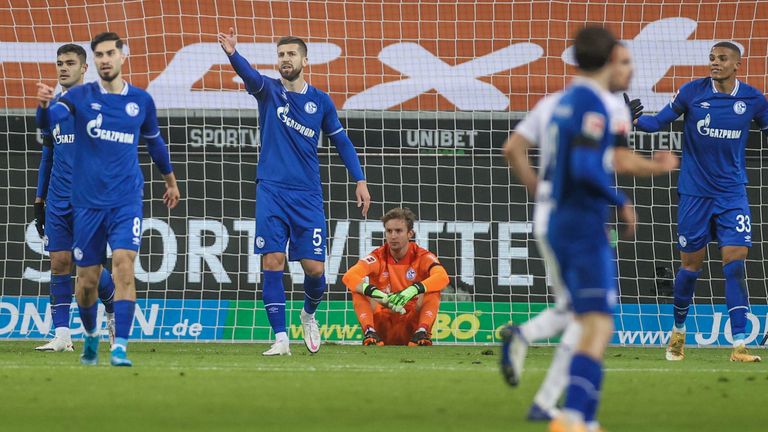 Schalke 04 kassiert gegen Gladbach vier Tore. 
