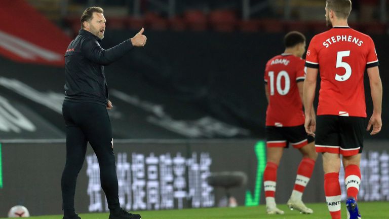 Ralph Hasenhüttl (l.) scheint mit seinem Team zufrieden zu sein. 