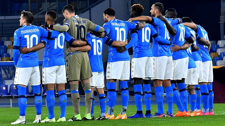Wie bereits am vergangenen Donnerstag vor dem Spiel in der Europa League wird der SSC Neapel auch heute Abend im Liga-Spiel gegen AS Rom ein Sondertrikot zu Ehren Maradonas tragen.