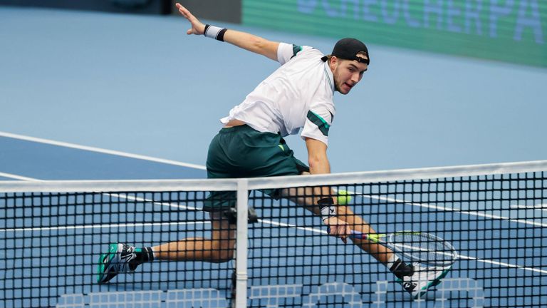 Jan-Lennard Struff besiegt den Georgier Nikolos Bassilaschwili in zwei Sätzen.
