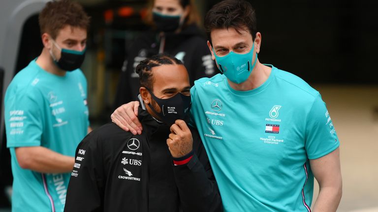 Werden in Zukunft wohl weiter für Mercedes Erfolge einfahren wollen: Lewis Hamilton (l.) und Motorsportchef Toto Wolff. 