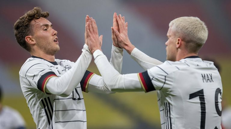 Philipp Max und Luca Waldschmidt bejubeln ihre Kombination zum 1:0.
