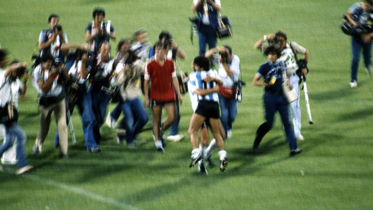 Argentinien - Ungarn 4:1 (18. Juni 1982, WM-Vorrunde)
Maradona erzielt seine ersten WM-Tore. Doch zwei Wochen später ist die WM nach einem 1:3 gegen Brasilien beendet, Maradona sieht zu allem Überfluss nach einem Tritt die Rote Karte. 