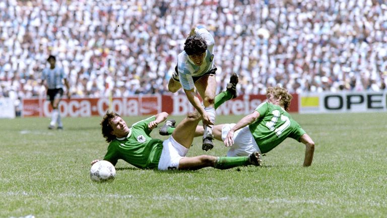 Im Finale der WM 1986 wird Maradona von Lothar Matthäus abgemeldet, leitet aber mit einem genialen Pass das 3:2 ein. "Toni, halt den Ball", ruft Kommentator Rolf Kramer, nachdem Jorge Burruchaga frei vor Torwart Schumacher aufgetaucht war - vergeblich. 