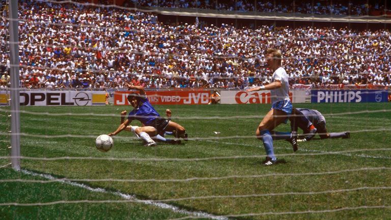 ...dann das vielleicht unglaublichste Solo der Fußball-Geschichte. "Ich hatte das Gefühl, den Engländern die Brieftasche zu klauen, und das direkt nach dem Falklandkrieg", sagte Maradona.