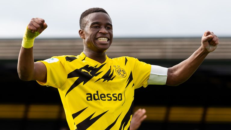 Youssoufa Moukoko steht vor seinem Profi-Debüt bei Borussia Dortmund. 
