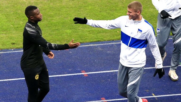 Vor dem Spiel gibt es für Youssoufa Moukoko noch ein Handshake mit Marton Dardai, der am letzten Spieltag sein Bundesliga-Debüt gegeben hat.