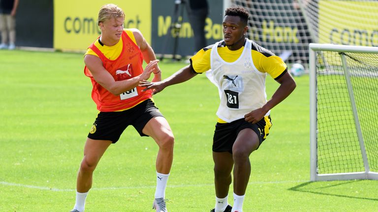 Dan-Axel Zagadou (r.) kann sich im Training wieder mit Erling Haaland (l.) messen.