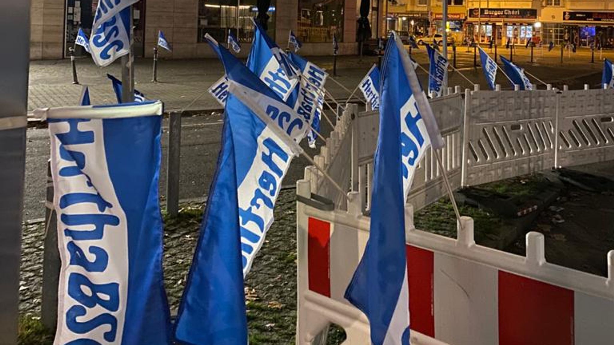 Hertha BSC News: Fahnenaktion vor Berlin-Derby gegen Union ...