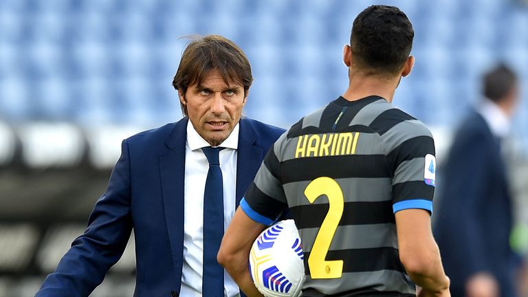 Inter-Coach Antonio Conte (l.) sieht noch Verbesserungsbedarf bei seinem Schützling Achraf Hakimi. 
