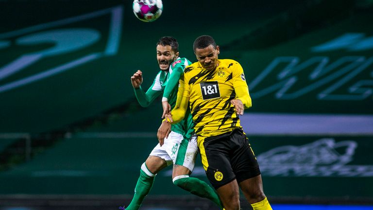 Manuel Akanji: Ist früh hellwach, bügelt einen Abspielfehler von Sancho aus. Vor dem 1:1 spielt er einen Fehlpass - mit Folgen! Hat dann die erneute Führung kurz vor dem Pausentee auf dem Schlappen. Holt den Elfer zum 2:1 raus. NOTE: 3