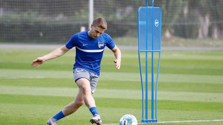 SANTIAGO ASCACIBAR: Der Mittelfeldspieler fehlt der Hertha schon länger und ist auch beim Trainingsauftakt nach der kurzen Pause nicht dabei. Ein Einsatz gegen Schalke ist ausgeschlossen.