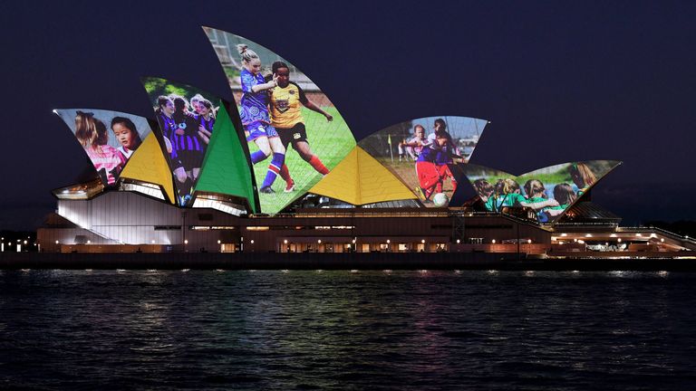 25. JUNI: Das Sydney Opera House wird im Rahmen der Bewerbung Australiens und Neuseelands für die Fußball-Frauen-WM 2023 mit Bildern angestrahlt.