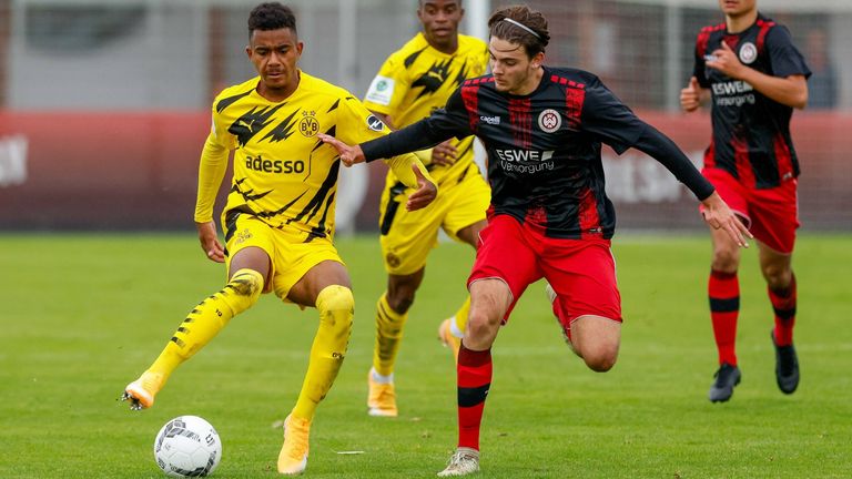 BANK: Ben BISCHOF (r.) (SV Wehen Wiesbaden)