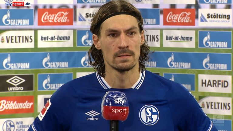 Schalke-Profi Benjamin Stambouli stellt sich nach dem 28. Spiel in Folge ohne Sieg am Sky Mikrofon.