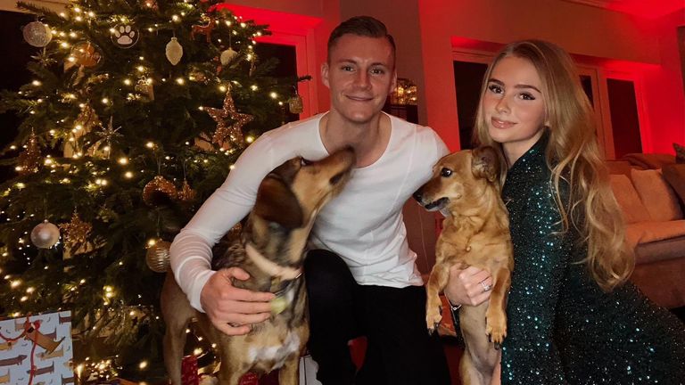 Bei der Bernd Leno dürfen die Hunde nicht fehlen. (Quelle: https://twitter.com/Bernd_Leno)