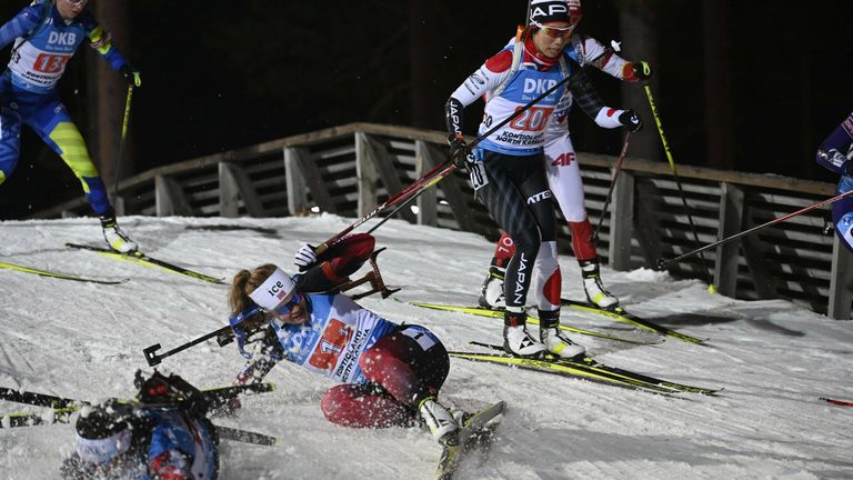 5. Dezember: Die Japanerin Sari Maeda überholt beim Biathlon-Staffelrennen die gestürzten Karoline Offigstad Knotten (Norwegen) und Dunja Zdouc (Österreich).