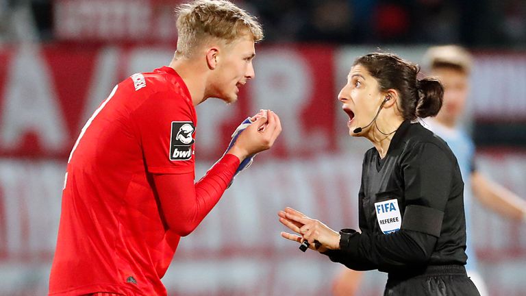 2020 Bilder des Jahres, Sport 02 Februar Sport Themen der Woche KW09 Sport Bilder des Tages CFC vs. FC Bayern München II 24.02.2020 Chemnitz, Fussball, , Stadion an der Gellertstrasse, 3. Bundesliga, 25. Spieltag, CFC CFC vs FC Bayern München II vl: Jann-Fite Arp und Schiedsricherin Riem Hussein diskutieren