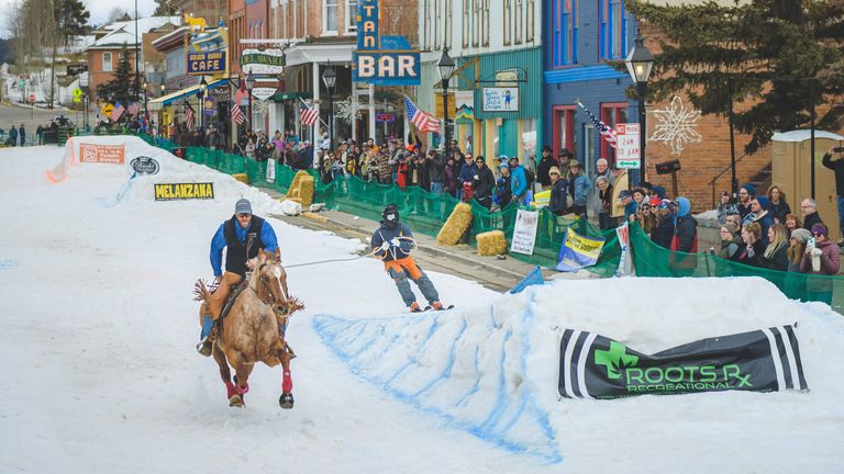 Bilder des Jahres 2020, Sport 03 März Sport Bilder des Tages March 8, 2020, Leadville, Colorado, USA: Unidentified competitors participate in the 72nd Annual Leadville Skijoring event in Leadville, Colorado, March. 8, 2020. 