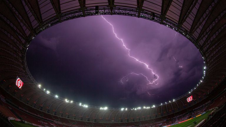 2. Dezember: Beim Spiel der Boca Juniors erleuchtete ein Blitz den Nachthimmel.