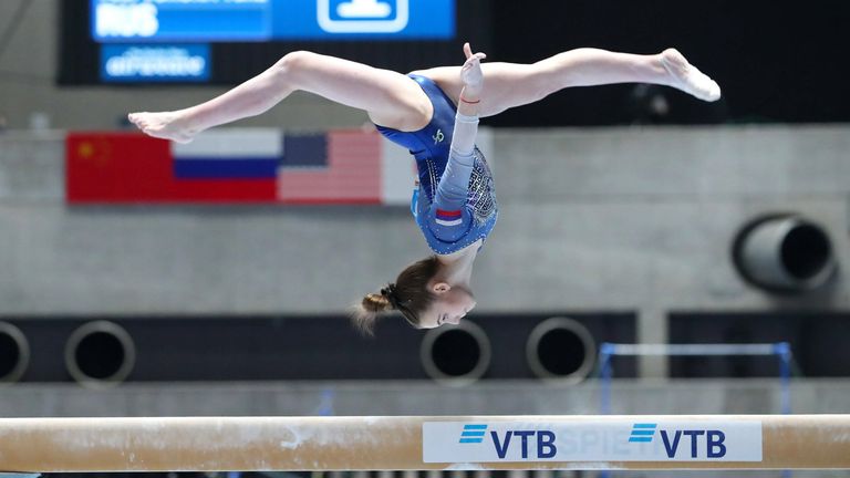 8. November: Bei ihrer Kur auf dem Schwebebalken, steht die Welt für Yana Vorona auf dem Kopf.