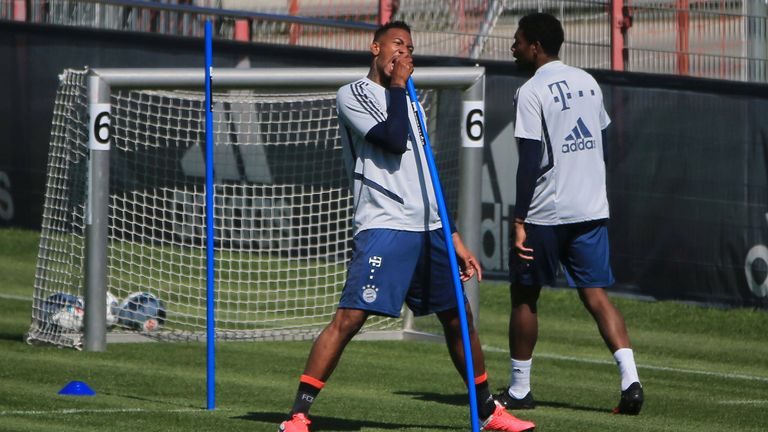 Bilder des Jahres 2020, Sport 05 Mai Sport Themen der Woche KW19 06.05.2020, FCB Training, Saebenerstrasse Muenchen, Fussball, im Bild: Jerome Boateng (FCB) singt an der Stange *** 06 05 2020, FCB Training, Saebenerstrasse Munich, Soccer, in the picture Jerome Boateng FCB singing at the bar