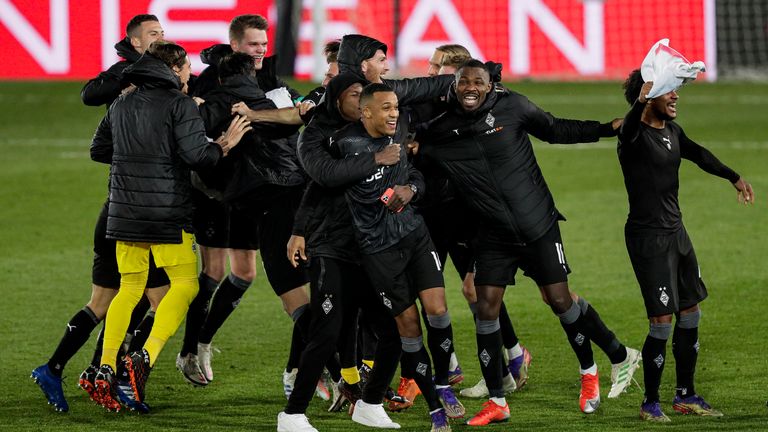 Bundesligist Borussia Mönchengladbach erreicht beim dritten Versuch zum ersten Mal das Achtelfinale der Champions League. Vor 43 Jahren erreichten die Fohlen das Halbfinale im Pokal der Landesmeister. 