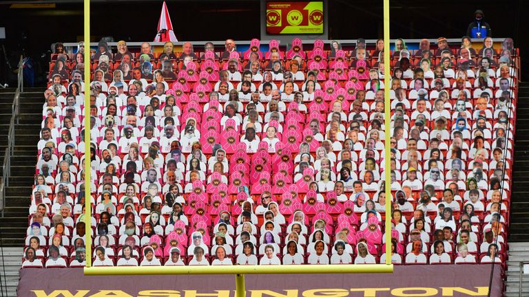 25. OKTOBER: Der Oktober ist in der NFL immer ganz durch die Farbe Pink bestimmt. Damit möchte die Liga, wie hier das Washington Football Team auf den Brustkrebs und den Kampf dagegen hinweisen.