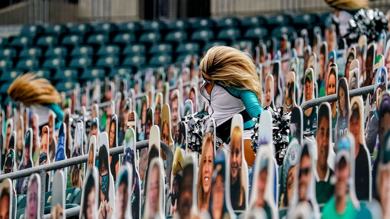 27. SEPTEMBER: Auf die Cheerleader ist Verlass. Bei den Eagles durften, wie so oft in der NFL während der Corona-Pandemie keine Zuschauer ins Stadion. Die Cheerleader machten trotzdem einen synchronen Job.