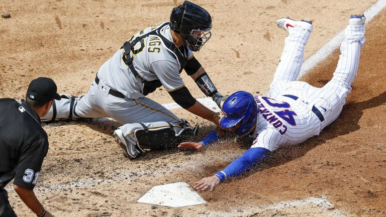 02. AUGUST: Willson Contreras von den Chicago Cubs kämpft um jeden Zentimeter bis zur Base.