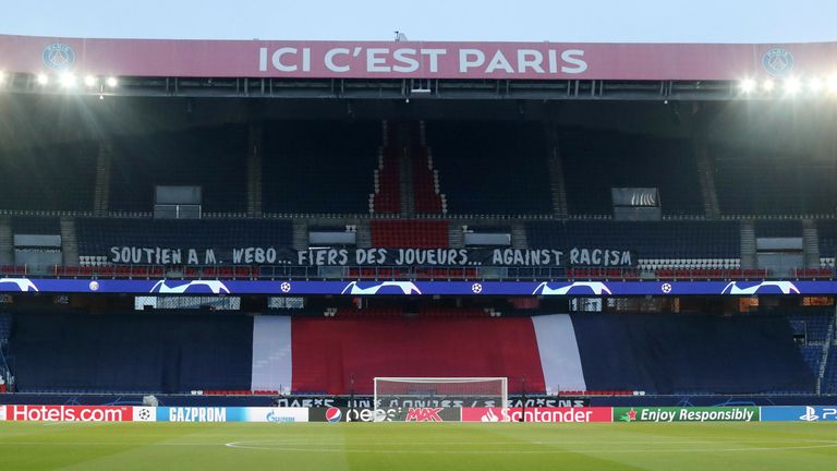 Das CL-Match PSG vs. Basaksehir wird am Mittwoch ab der 14. Spielminute fortgesetzt. Im Pariser Prinzenpark solidarisieren sich alle von PSG mit Basaksehirs Co-Trainer Pierre Webo. Riesige Banner sind hinter dem Tor angebracht.