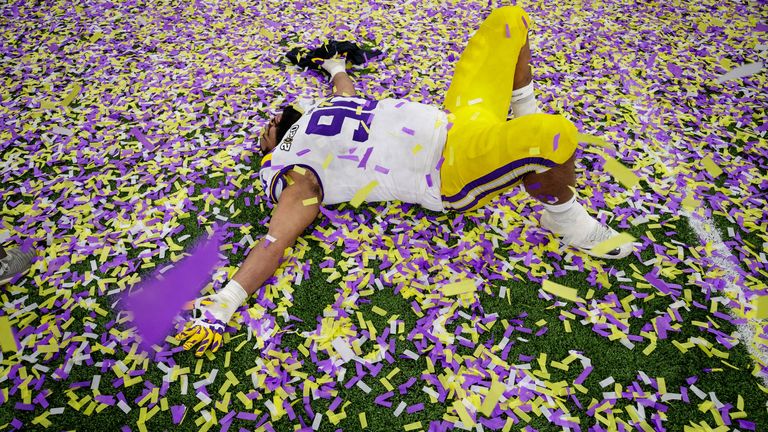 13. JANUAR: Rashard Lawrence von den LSU Tigers liegt nach dem Gewinn der NCAA, College League auf dem Boden des Mercedes-Benz Superdomes in New Orleans.
