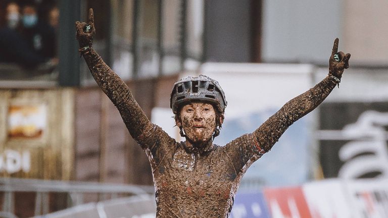 07. OKTOBER: Die Französin Melanie Pugin hat sich bei der E-Mountain Bike WM richtig ins Zeug gelegt.