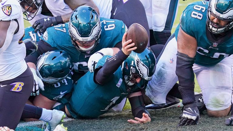 18. OKTOBER: Ich hab ihn sicher! Carson Wentz, Quaterback der Philadelphia Eagles  versucht noch einen Extra Yard zu gewinnen.