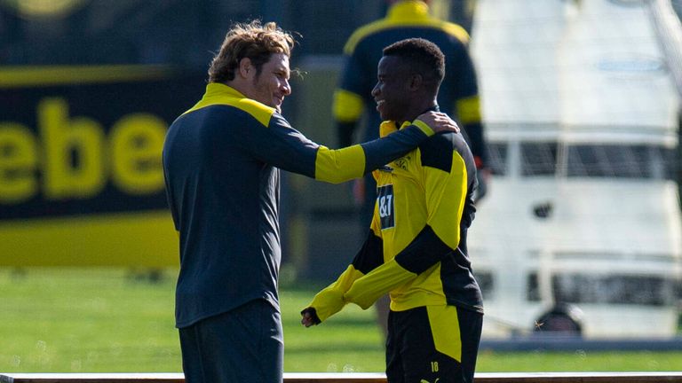 Neu-BVB-Coach Edin Terzic (l.) könnte Talent Youssoufa Moukoko (r.) zu seinem ersten Startelfeinsatz verhelfen.