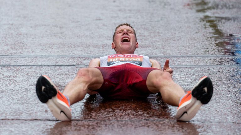 04. OKTOBER: Peter Herzog ist sichtlich erschöpft nachdem er gerade den London Marathon 2020 beendet hatte.