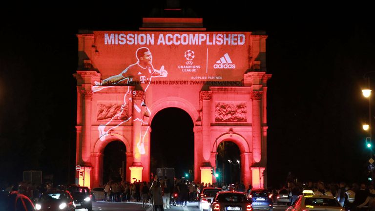 23. AUGUST: München leuchtet rot: Nach dem Champions-League-Sieg ließ es sich die Stadt München nicht nehmen, das Siegestor in den Vereinsfarben erstrahlen zu lassen.