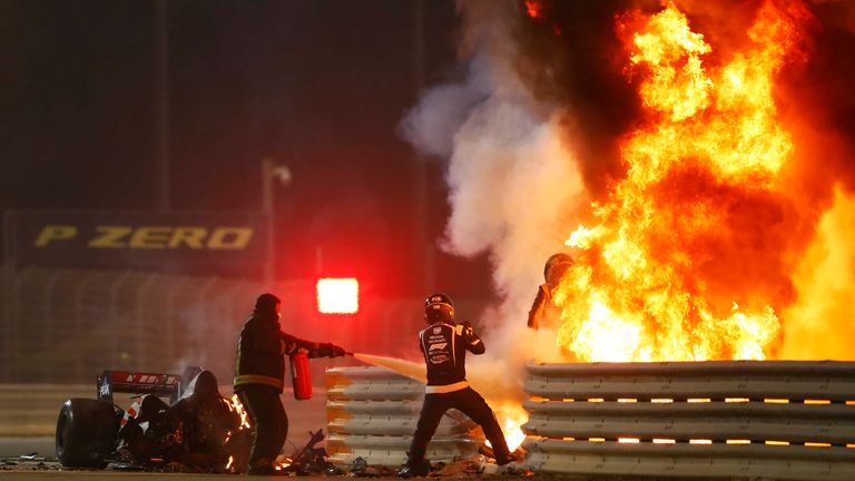 29. November: Ein Schock für die Formel 1. Nach einem Crash geht das Auto von Romain Grosjean in Flammen auf. 38 Sekunden steckt er mitten im Feuer. Am Ende kommt er mit leichten Verbrennungen davon.