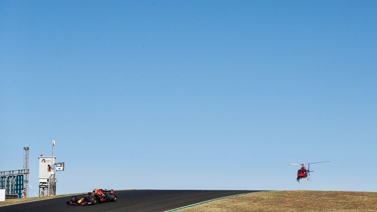 24. OKTOBER: Die Action immer im Blick. Der Helikopter verfolgt ein Red Bull Auto beim Großen Preis von Portugal, um TV-Bilder einzufangen.