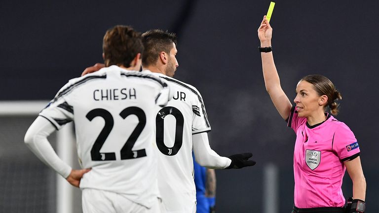 2. Dezember: Stephanie Frappart ist die erste Frau, welche eine Champions-League-Partie leitet. Ihr gelungenes Debüt gibt sie beim Spiel Juventus Turin gegen Dynamo Kiew.