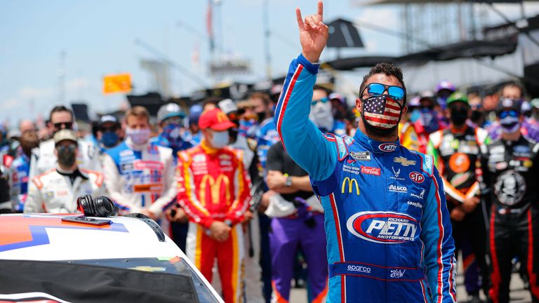 22. JUNI: Darrell Wallace schickt noch ein paar Grüße raus, bevor er bei den GEICO 500 auf dem Talladega Superspeedway in Lincoln, Alabama, an den Start geht.