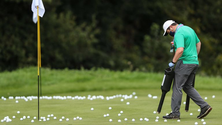 23. SEPTEMBER: Gewusst wie: Ein Greenkeeper hat beim Aufsammeln der Golfbälle auf dem Putting Green Hilfe.